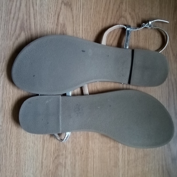 Sz 9 Silver Thong Sandal - Picture 2 of 2